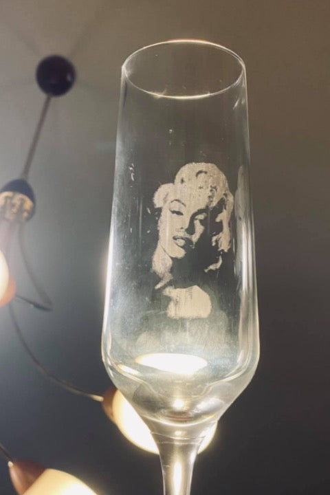 A laser engraving machine can engrave on glass cups, and it is very suitable for occasions such as gifts, parties, birthdays, gatherings, etc.